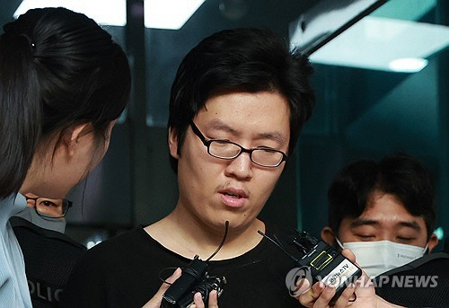 '신림동 등산로 성폭행 살인 사건' 피의자 최윤종 이 25일 서울 관악경찰서에서 검찰로 송치되며 취재진의 질문에 답하고 있다.     연합뉴스